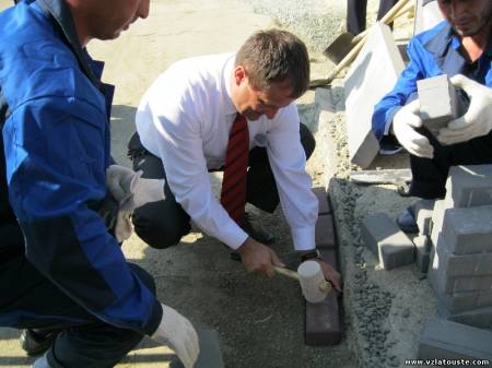 В детском парке на пр. Гагарина уложена первая тротуарная плитка